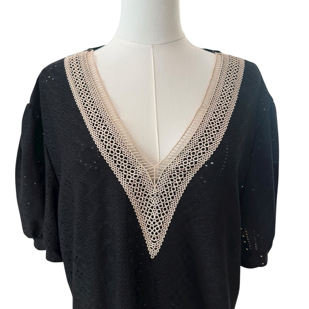 Women's 1X / 2X Black Eyelet Short Sleeve Lace V-Neck PLUS Curvy Stretch Blouse - Picture 4 of 7